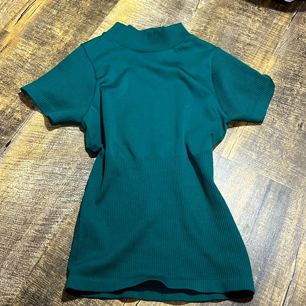 🌺Cute mid turtle neck in emerald green🌺